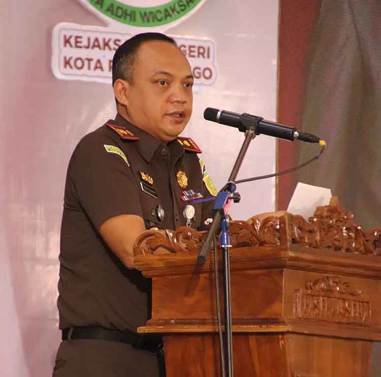 APRESIASI: Kajari Kota Probolinggo Dodik Hermawan, S.H., M.H. menyampaikan apresiasi kepada Disdikbud Kota Probolinggo atas diselenggarakannya Festival Literasi Hukum 2025.