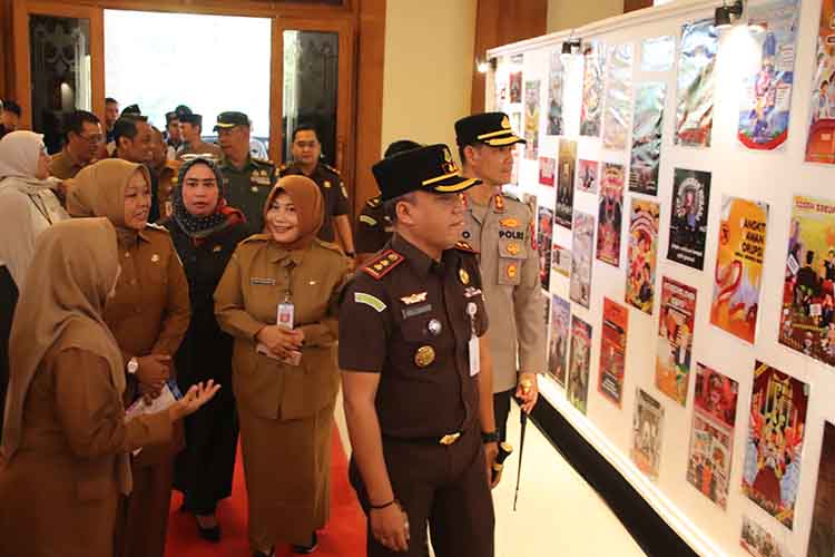TINJAU: Kepala Disdikbud Kota Probolinggo Dr. Siti Romlah mendampingi Kajari Kota Probolinggo Dodik Hermawan, Wawali Kota Probolinggo Hj. Ina Dwi Lestari, dan rombongan menijau kasil karya peserta Lom