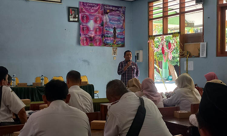 KE SEKOLAH: Direktur Jawa Pos Radar Bromo, H.A. Suyuti saat melakukan sosialisasi pada sejumlah perwakilan sekolah se Kota Probolinggo di SMP Negeri 10 Kota Probol