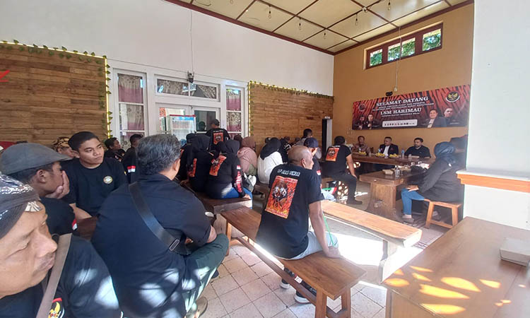 SOSIALISASI: LSM Harapan Rakyat Indonesia Maju (Harimau) bersama stakeholder melakukan seminar tentang narkoba di salah satu rumah makan di Jalan dr. Mohammad Sale