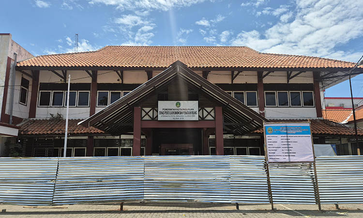 DIPERBAIKI: Kantor Dinas PUPR Kota Pasuruan yang sedang direhab. Ditargetkan, pengerjaan sudah harus rampung, awal Desember 2025.