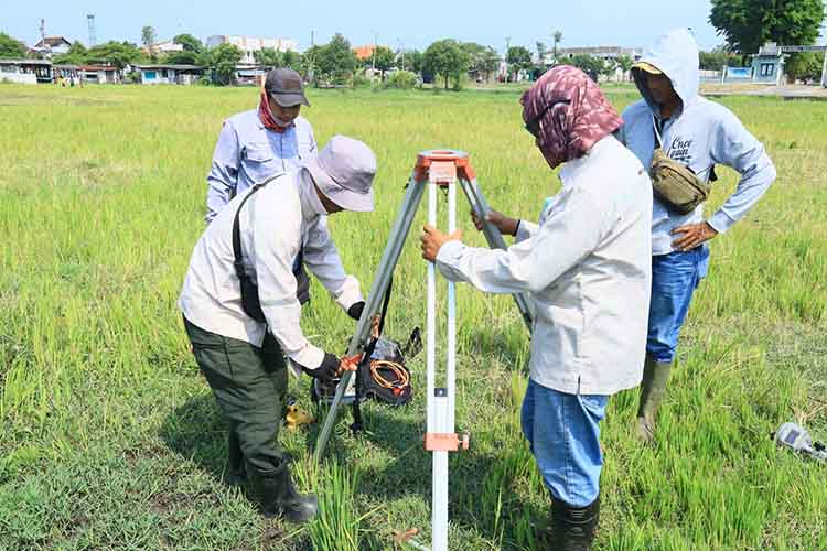 SEGERA DIBANGUN: Tim Kementerian PU melakukan pemetaan topografi di lahan yang disiapkan untuk pembangunan SR di Kota Pasuruan.