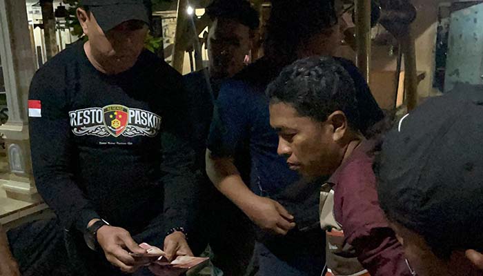 Salah satu pelaku berinisial F saat dikeler petugas.