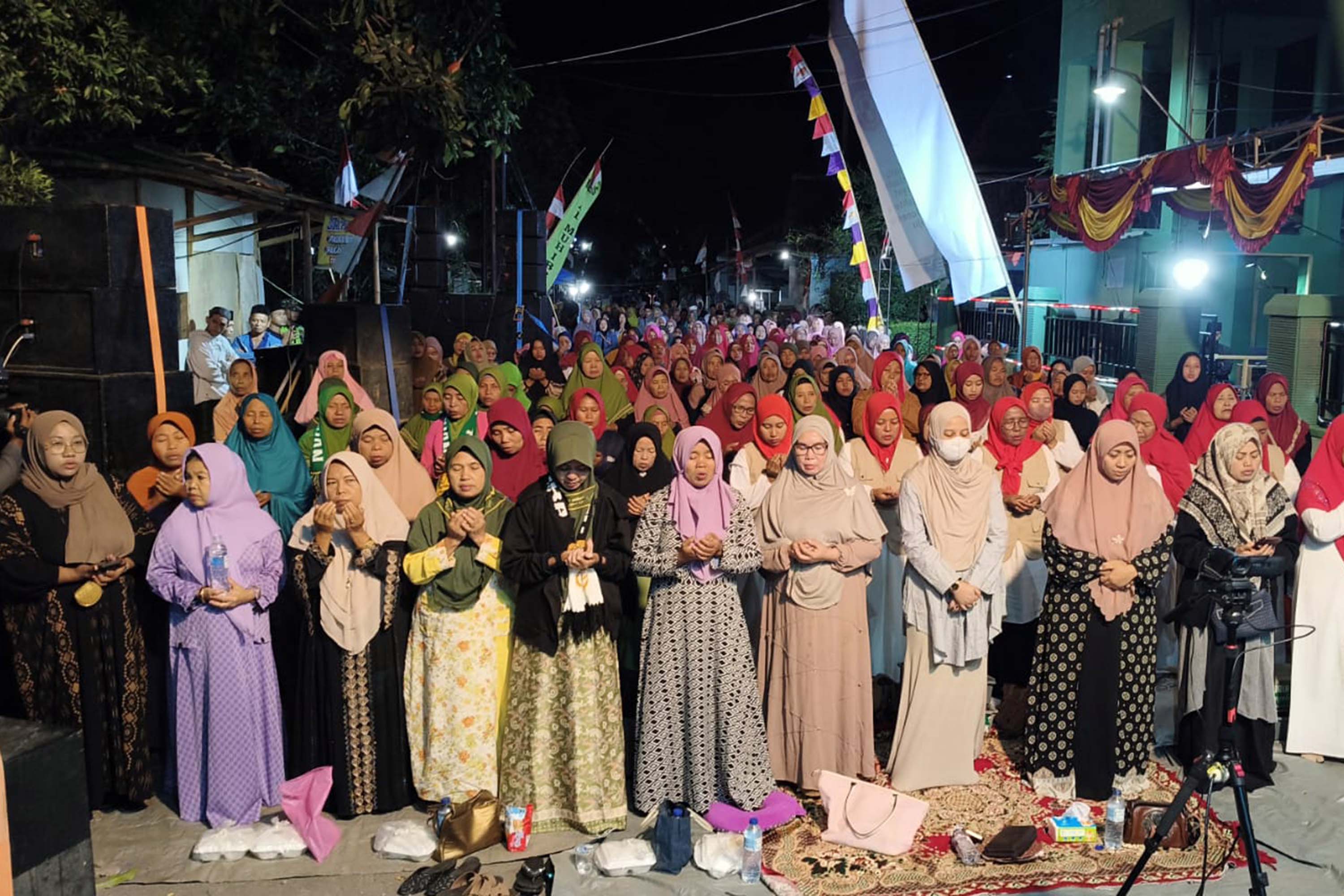 Pengajian dan selawatan bersama Grup Al-Muhiban yang menghadirkan suasana religius sekaligus mempererat silaturahmi warga, digelar oleh Desa Tamansari, Kecamatan Krejengan, Kamis (28/8).