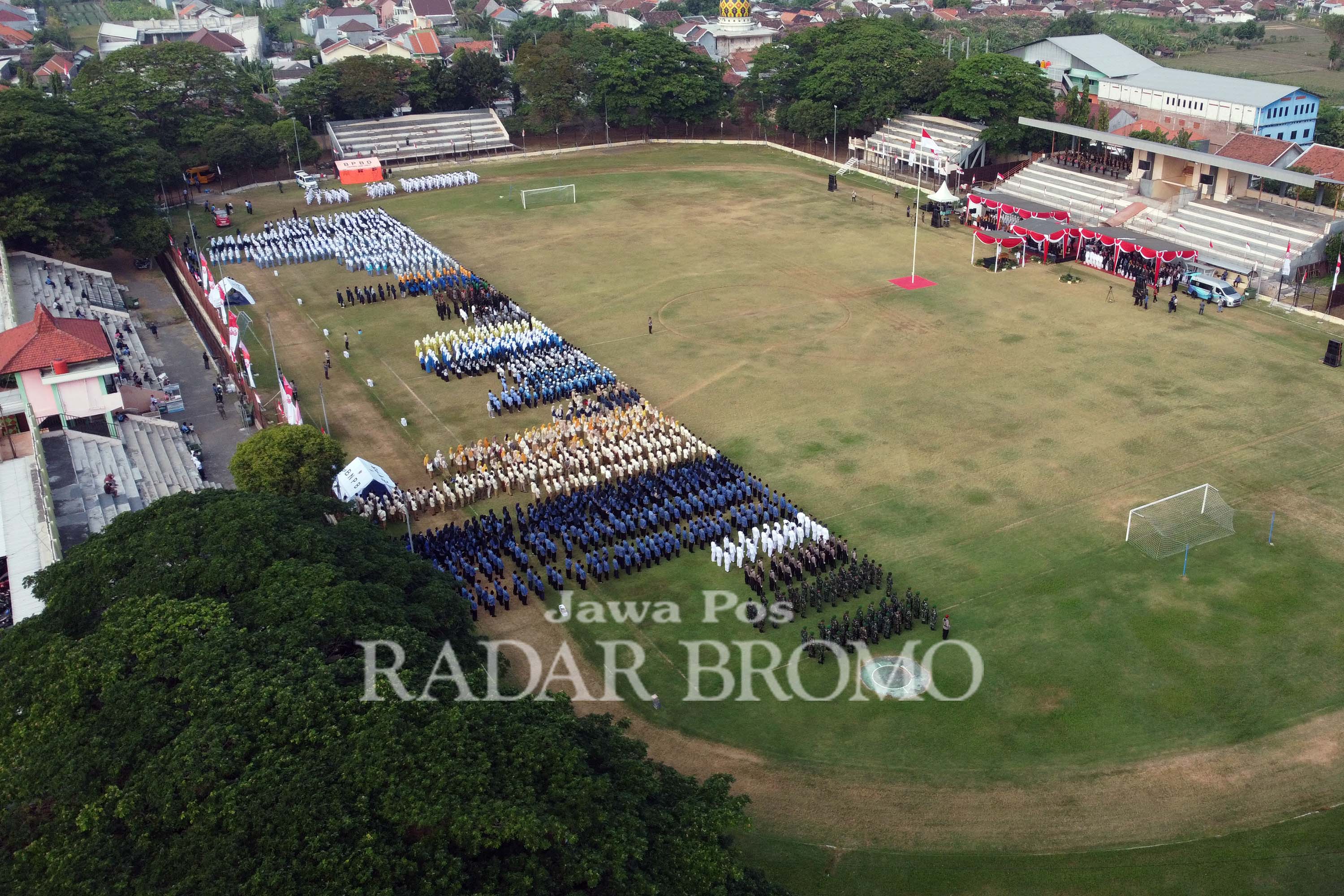 Stadion Bayuangga Probolinggo saat dipakai untuk upacara HUT ke-80 RI lalu. Rencana pemanfaatan stadion untuk event hari jadi diprotes.