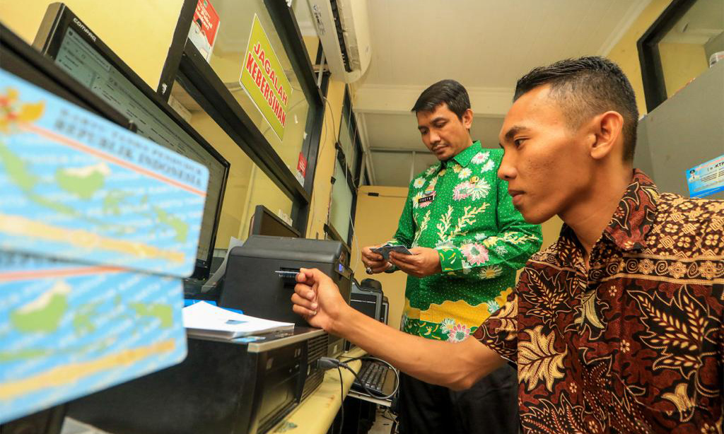 DICEK: Kepala Dispendukcapil Kabupaten Pasuruan Tectona Jati saat mengecek pencetakan KTP elektronik di kantornya. Sejauh ini, masih ada puluhan ribu warga yang belum melakukan perekaman data.