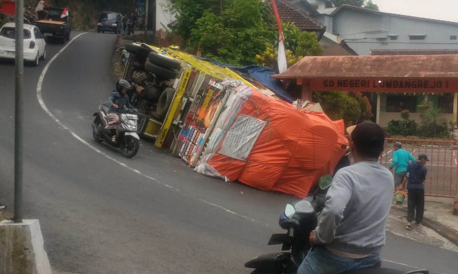 APES: Truk muatan batu bata ringan yang terguling di Desa Lumbangrejo, Kecamatan Prigen.
