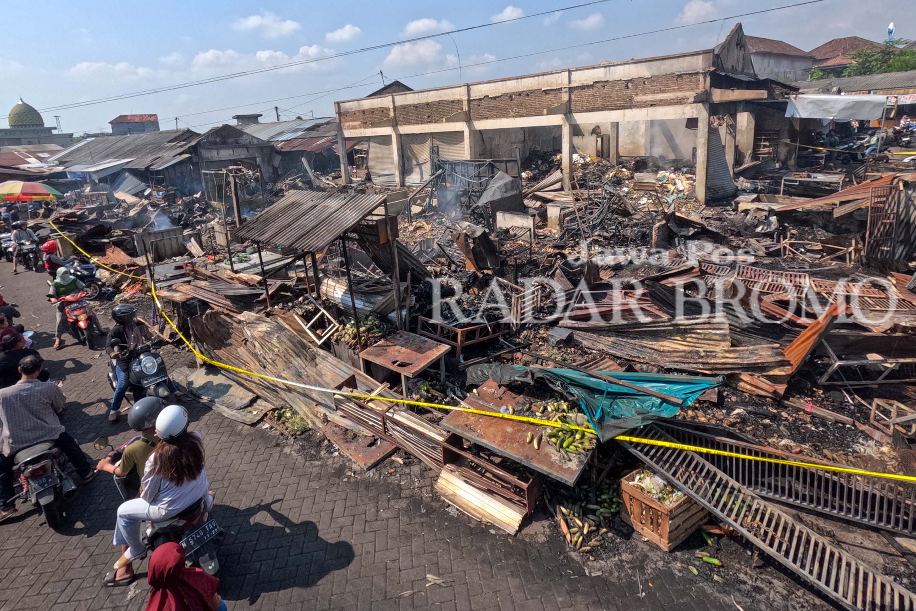 DI-POLICE LINE: Kondisi Pasar Pandaan Jumat siang (29/8) usai terbakar pada Kamis malam hingga Jumat dinihari.