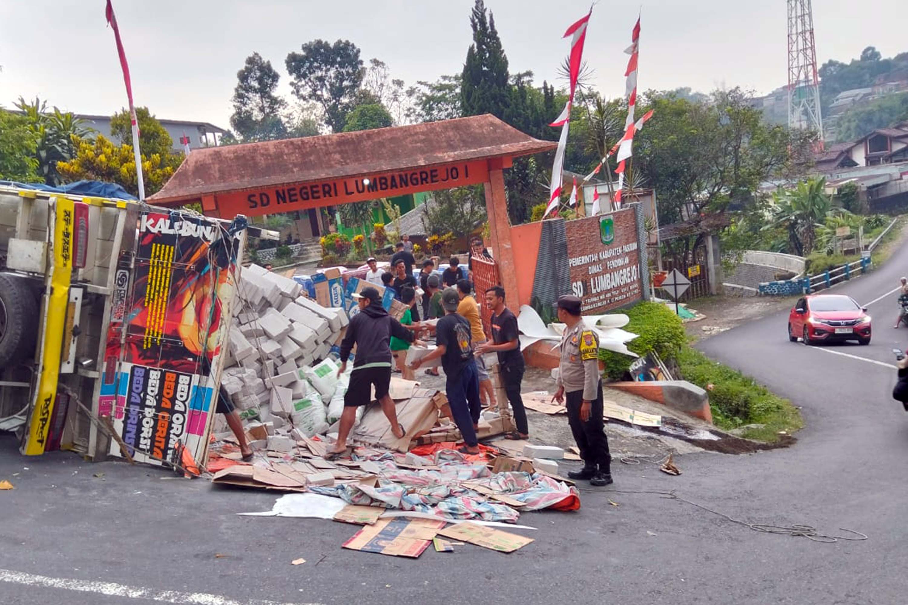 APES: Truk muatan batu bata ringan yang terguling di Desa Lumbangrejo, Kecamatan Prigen.