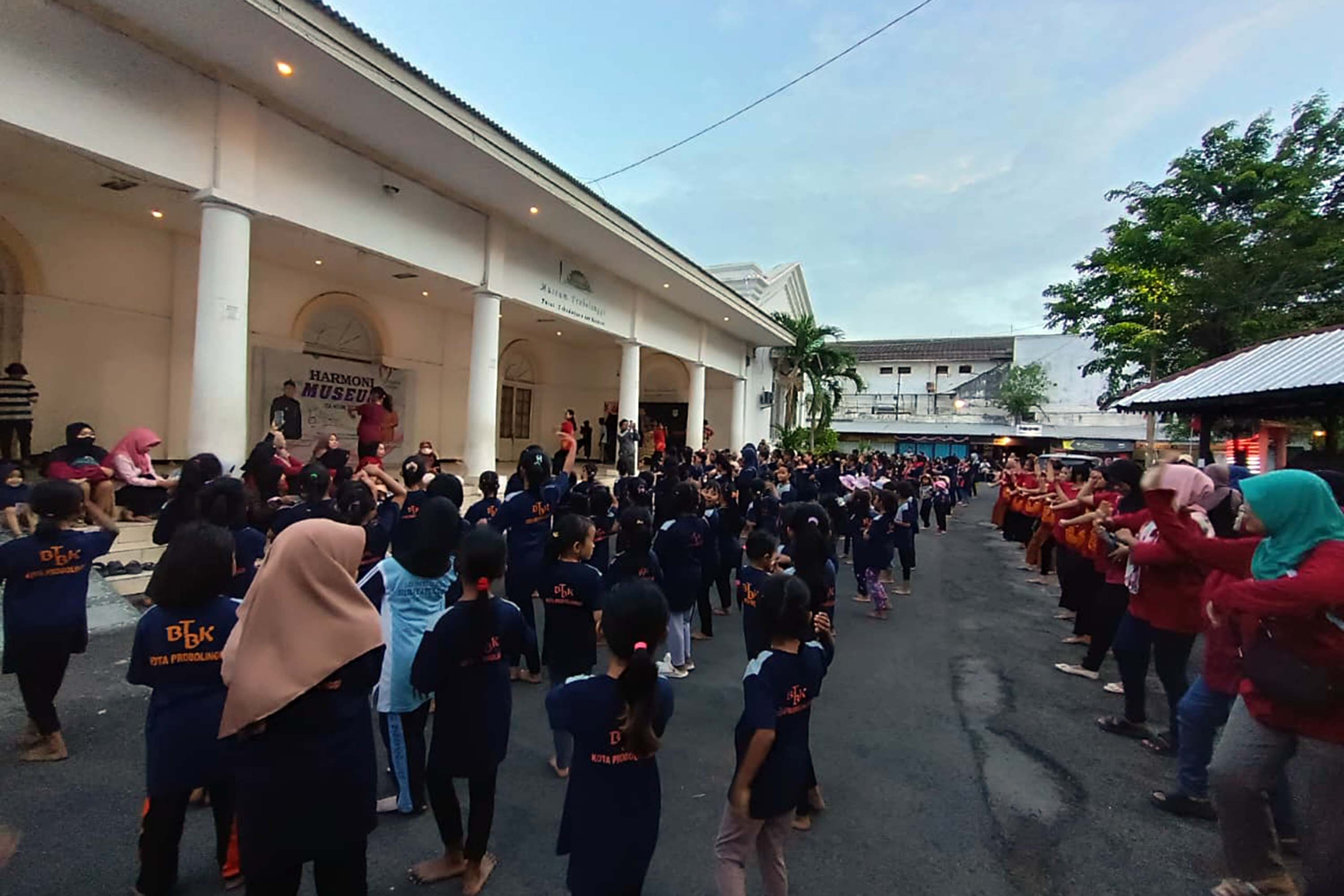 SATIR: Sejumlah bocah berlatih di area Museum Probolinggo. Aksi itu dilakukan sebagai bentuk protes rencana alih fungsi gedung kesenian.