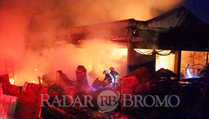 AMUK SI JAGO MERAH: Petugas Damkar saat berupaya memadamkan api yang melalap sejumlah lapak dan kios Pasar Pandaan, Kamis malam (28/8).