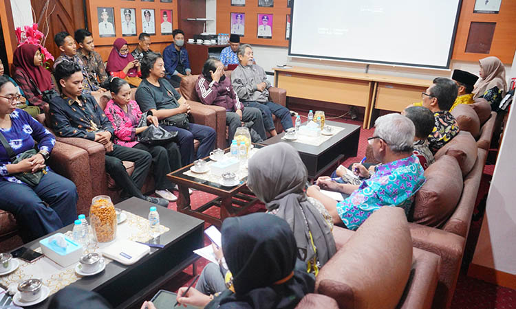 DISKUSI: Audiensi antara pengurus Dewan Kesenian Kota Probolinggo bersama walikota Probolinggo, Jumat (29/8) sore.
