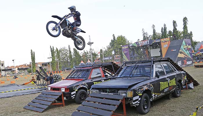 Aksi Ananda Rigi di hari pertama Trial Game Dirt 2025 lapangan Karya Bhakti, Kota Probolinggo.