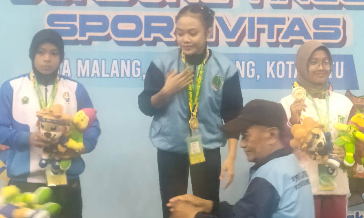 MENANTI REWARD: Robiatul Adawiyah, atlet wushu Kota Pasuruan yang di Porprov lalu meraih emas di nomor wushu sanda. Ada 36 atlet di Kota Pasuruan yang bakal menerima reward.