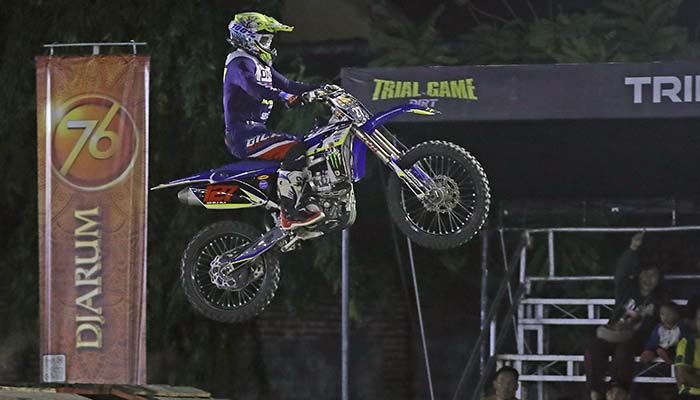 AKAMSI: Aksi rider asal Kota Probolinggo Edi Iskandar di hari pertama Trial Game Dirt 2025 di Kota Probolinggo.