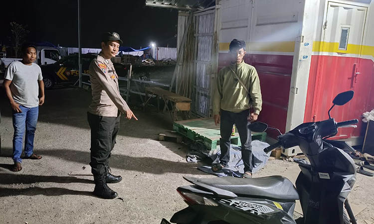 TUNJUKKAN: Petugas saat menunjukkan letak motor korban yang hilang.
