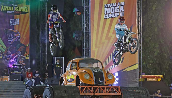 PACU ADRENALIN: Latian Juan dan Asep Lukman saat menggeber motornya di lapangan Karya Bhakti Probolinggo di hari pertama Trial Game Dirt 2025 .