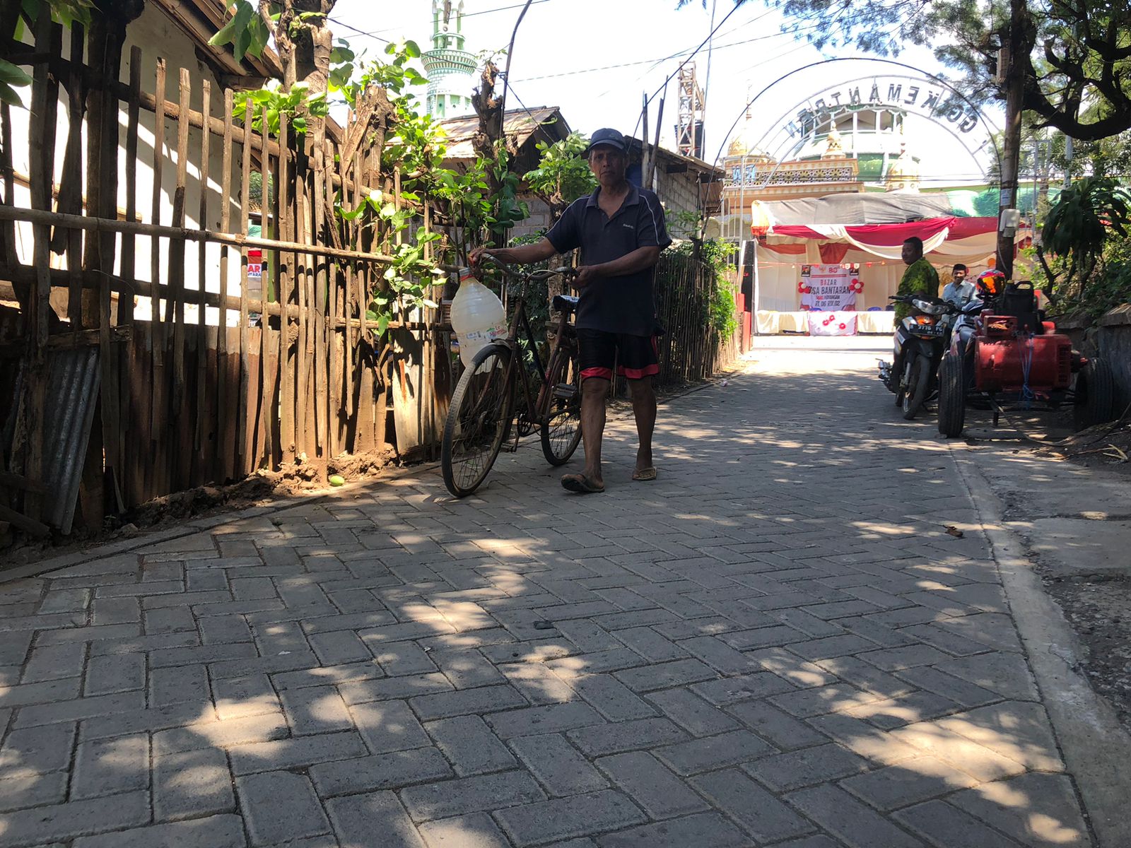NYAMAN: Seorang warga melintas di jalanan yang telah dipaving di Dusun Krajan, Desa/Kecamatan Bantaran, Kabupaten Probolinggo.