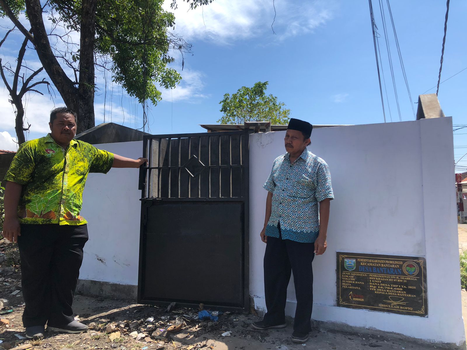BERSIH: Sekretaris Desa Bantaran Feri Efendi (kiri) dan Bendahara Desa Bantaran Sulaiman (kanan) di lokasi TPS yang ada di Desa/Kecamatan Bantaran, Kabupaten Probolinggo.