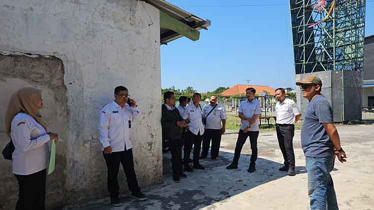 SURVEI: Tim Aset Kabupaten dan Kota Probolinggo, survei lokasi jalan tembus GOR A. Yani ke Jalan Suroyo.