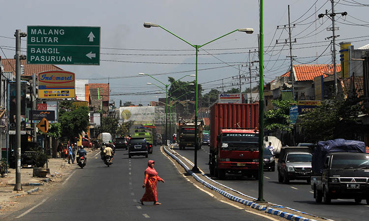 SERING PADAT: Ruas jalan Surabaya-Malang di Sukorejo yang setiap harinya dilalui banyak kendaraan. Kemacetan di jalur inilah yang melandasi wacana jalur tembus Kabu