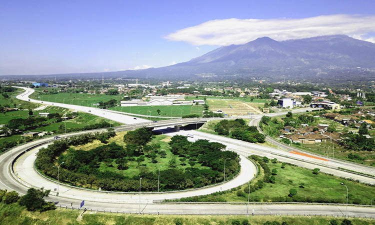 SUDAH TERBANGUN: Jalan tol Pandaan-Malang dipotret dari atas. Wacana jalur alternatif Pasuruan-Batu sudah ada semenjak ruas jalan tol Pandaan-Malang belum terbangun.