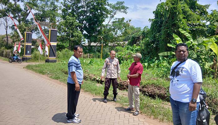 OLAH TKP: Petugas kepolisian saat melakukan olah TKP begal di Winongan, Pasuruan.