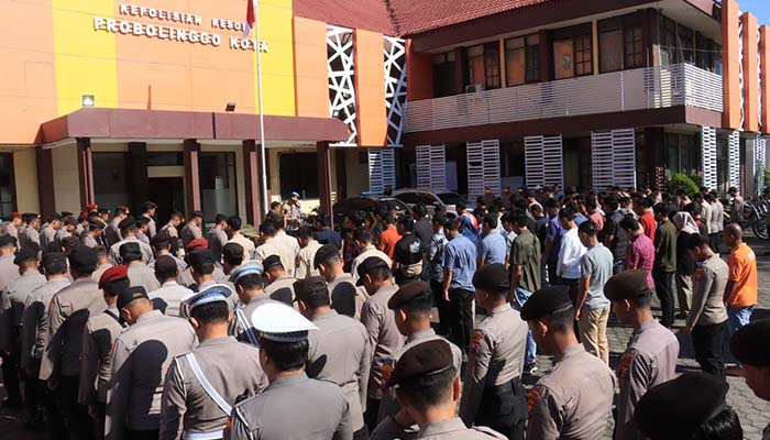 Seluruh anggota Polres Probolinggo Kota melakukan doa bersama untuk almarhum Affan Kurniawan dan kondusifitas negeri di Mapolresta Probolinggo, Sabtu (30/8).