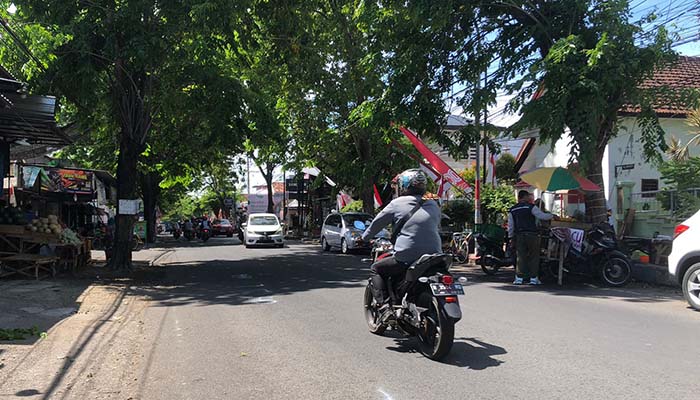 Sejumlah pengendara melintas di Jalan Cokroaminoto Kota Probolinggo yang menjadi lokasi gelaran Cokro Fair pada Sabtu (30/8)