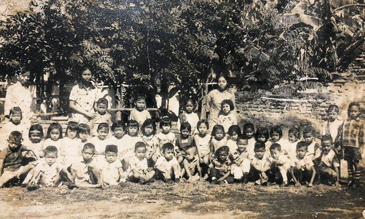 MENGAJAR: Sejumlah murid dan guru TK Ananda 2 saat masih berada di Jalan Mawar, Kota Probolinggo.