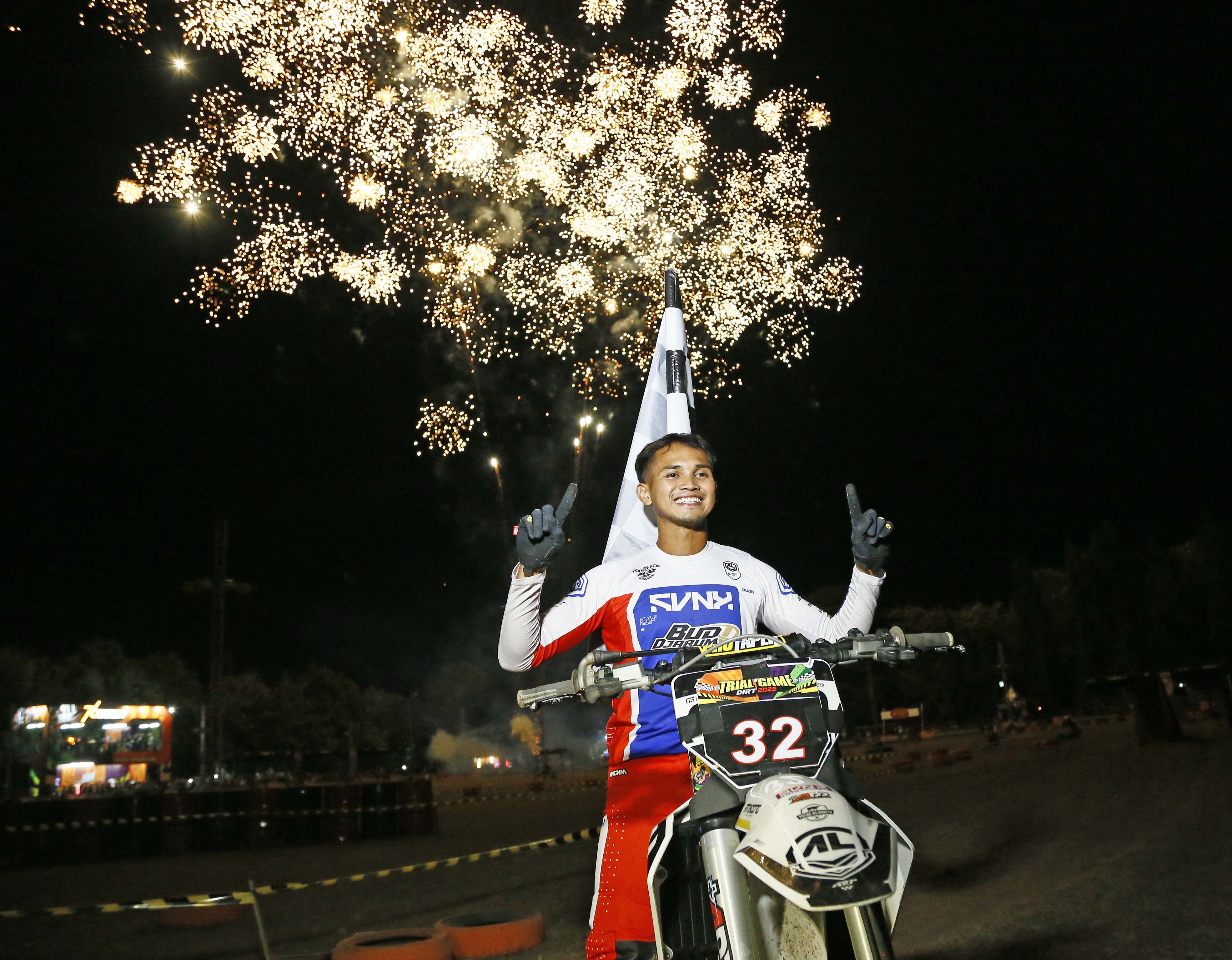 JUARA: Asep Lukman selebrasi usai jadi juara.