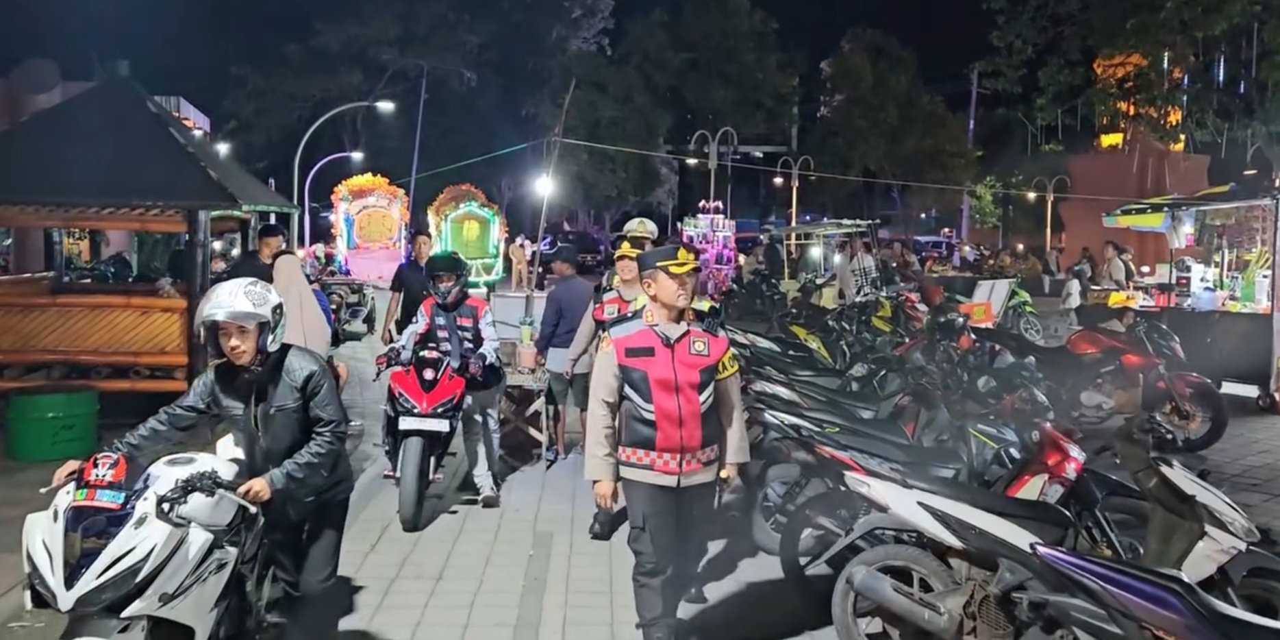 Personel Polres Probolinggo saat melakukan operasi skala besar di kawasan Kraksaan.