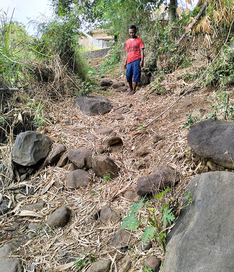 BEBATUAN: Akses menuju Sumber Barongan yang melewati jalan setapak dan bebatuan.