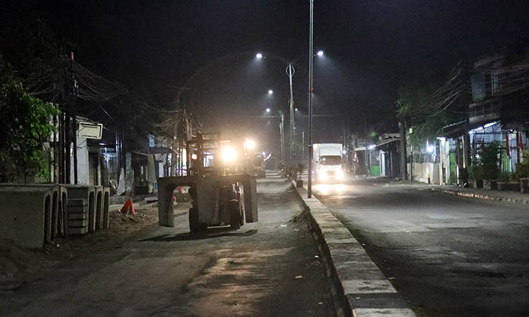 PERBAIKI: Pemasangan drainase yang dilakukan di sisi utara jalan nasional, di Bangil. Pekerjaan tersebut dilakukan beberapa hari terakhir.