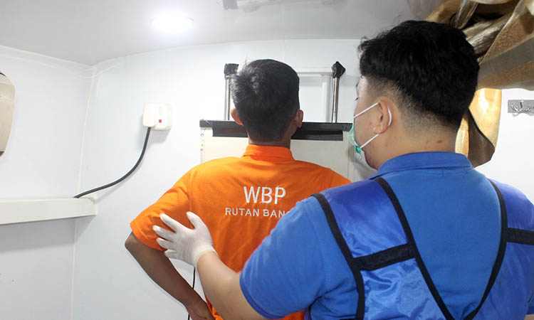 PERIKSA: Petugas kesehatan saat melakukan pemeriksaan dengan melakukan ACF X-Ray kepada warga binaan. Hal ini dilakukan untuk mendeteksi ada tidaknya TBC dan HIV pada warga binaan.