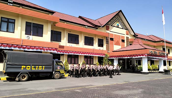 Sejumlah personel berjaga di Mapolres Pasuruan. Sejak Sabtu (30/8) Polres Pasuruan tetapkan siaga satu.