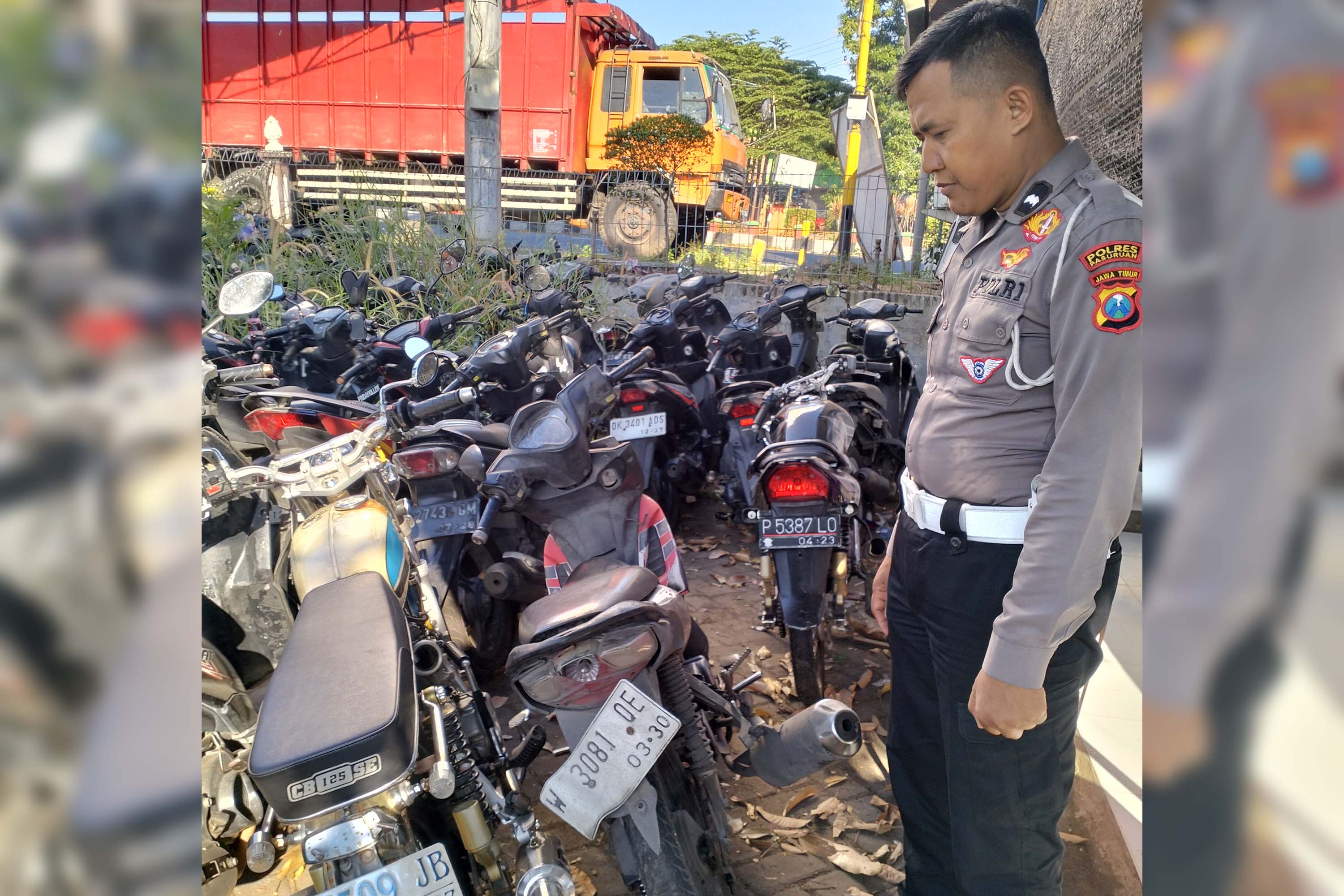 Petugas Unit Lantas Polsek Pandaan saat mengamankan dua motor yang terlibat tabrakan.