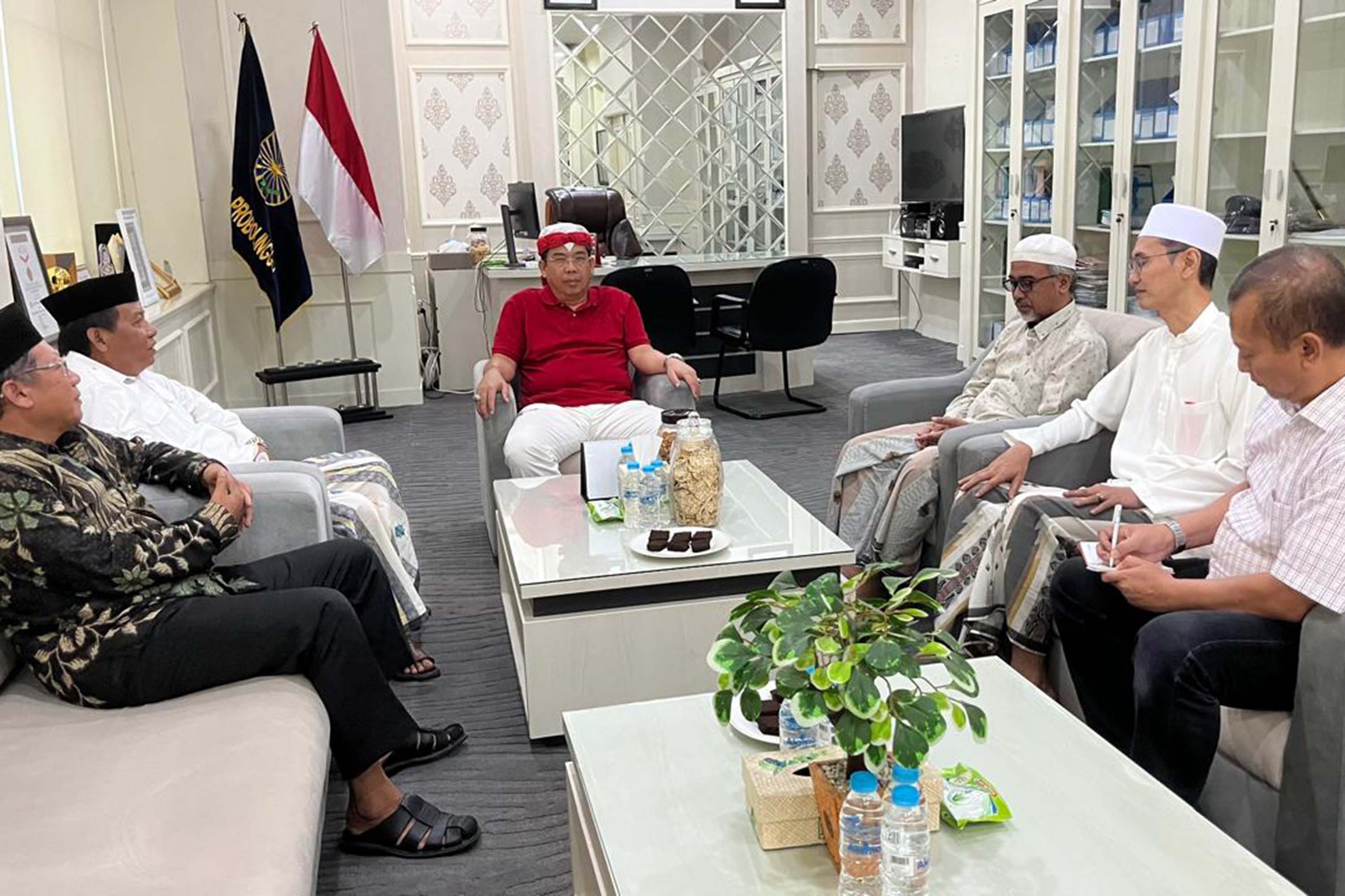 JAGA KONDUSIVITAS: Sejumlah tokoh agama saat ditemui Wali Kota Probolinggo dr Aminuddin dan calon Pj Sekda Kota Probolinggo Rey Suwigtyo.