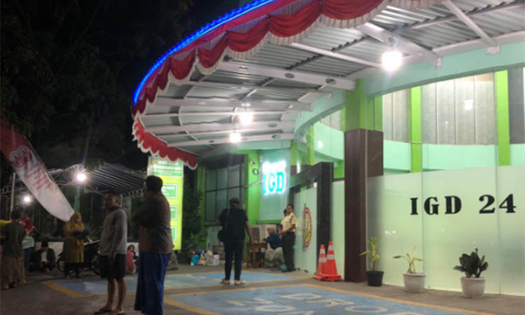 MENUNGGU: Sejumlah keluarga korban tampak menunggu di depan ruang IGD RSUD dr. Mohammad Saleh, Kota Probolinggo, Minggu (31/8) malam.