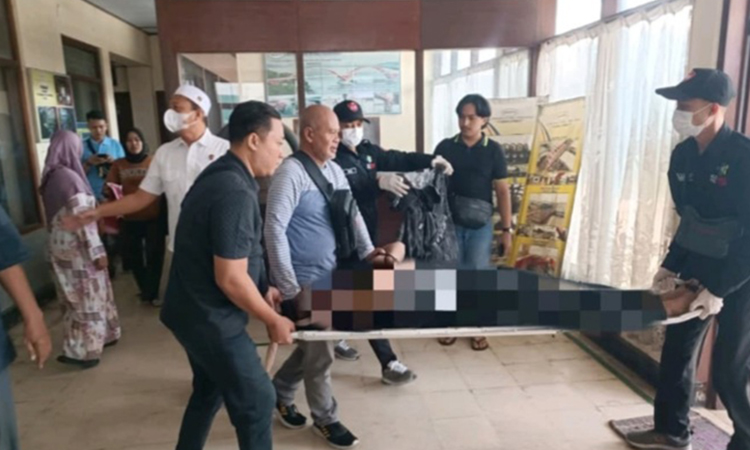 EVAKUASI: Petugas kepolisian membawa jenazah M Syaikhur yang pagi kemarin ditemukan meninggal dunia di PT Bromo Steel.