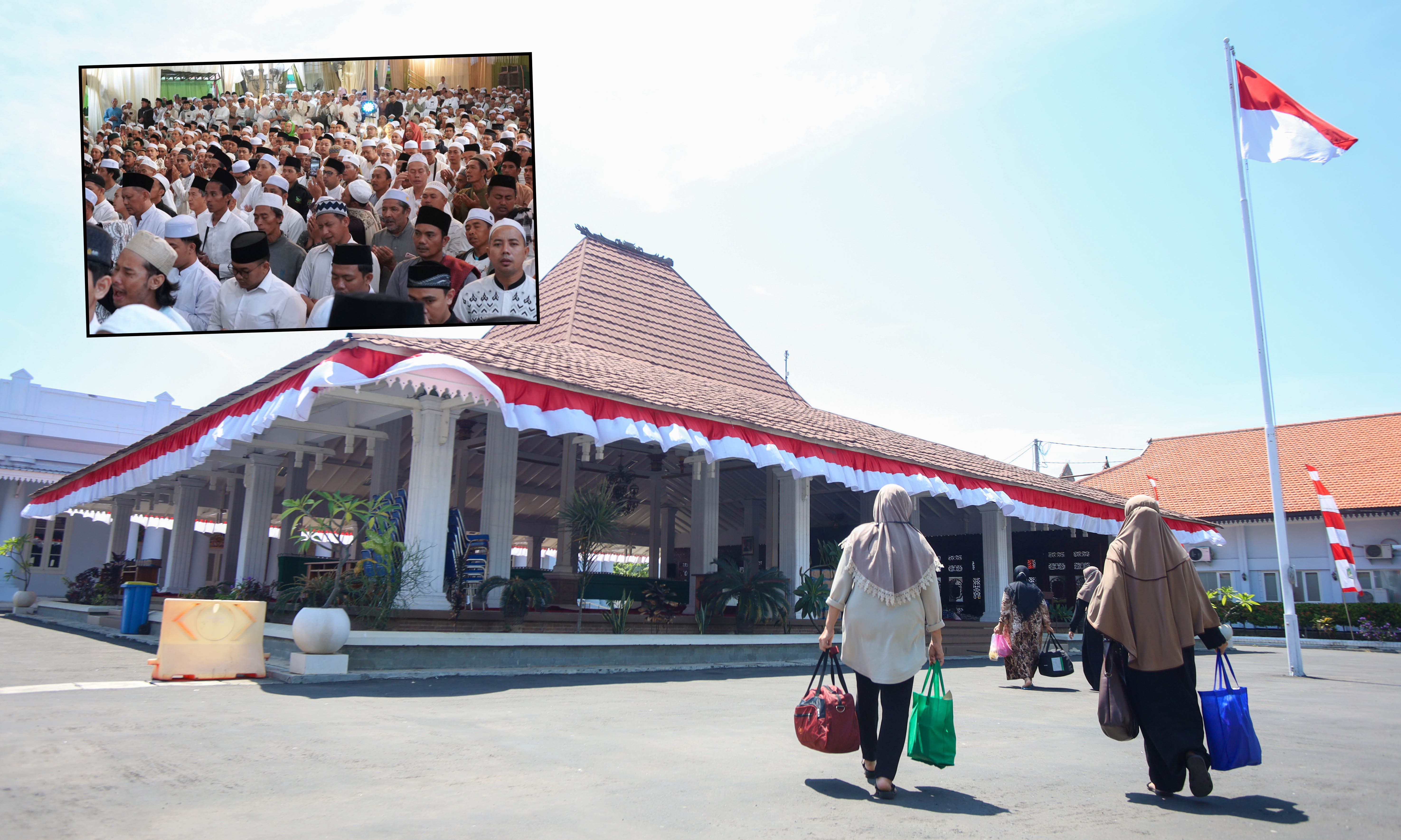 DARI LUAR PASURUAN: Jamaah haul memasuki pendapa Kabupaten Pasuruan, Senin (1/9) siang (1/9). Selasa ini haul KH Abdul Hamid bakal digelar dan dihadiri puluhan ribu orang.