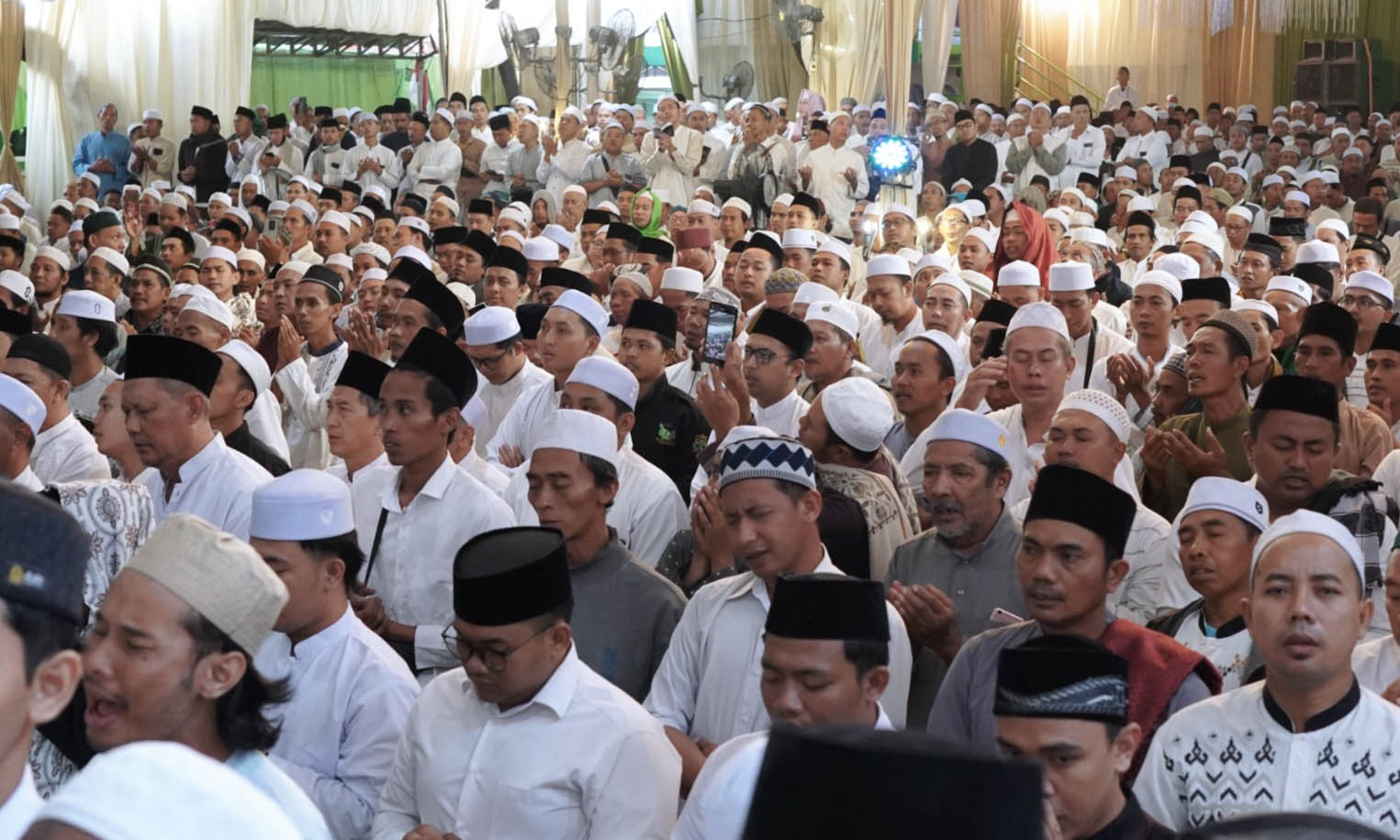 DARI LUAR PASURUAN: Jamaah haul memasuki pendapa Kabupaten Pasuruan, Senin (1/9) siang (1/9). Selasa ini haul KH Abdul Hamid bakal digelar dan dihadiri puluhan ribu orang.