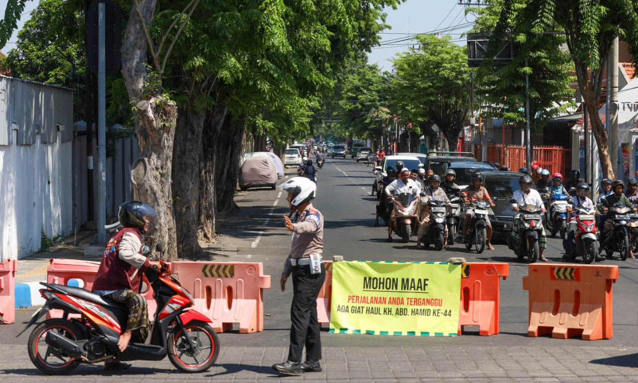 DISEKAT: Penyekatan yang dilakukan jajaran kepolisian di sejumlah sudut jalan.