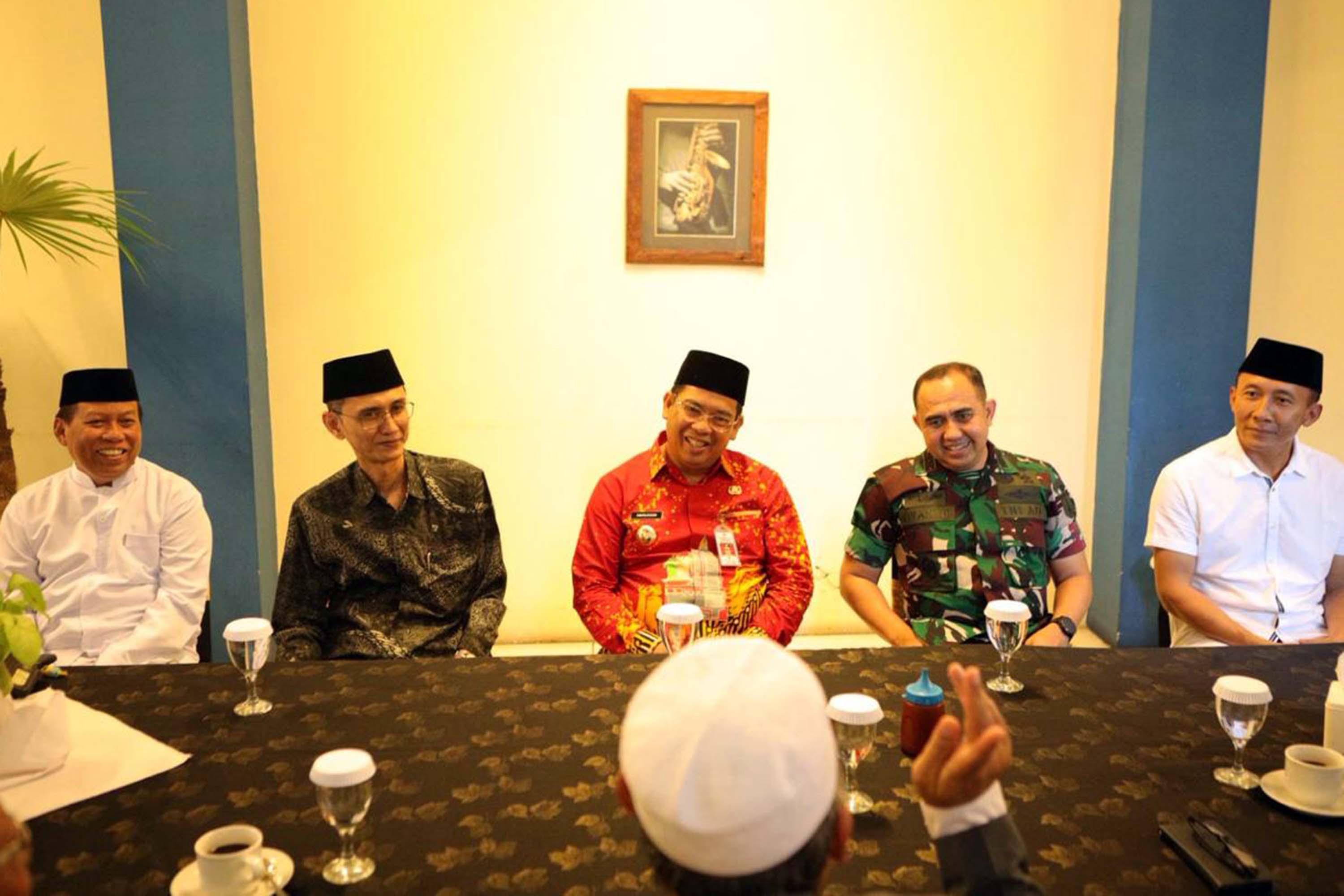 SILATURAHMI TOKOH: Para tokoh agama dan masyarakat Kota Probolinggo berkomitmen merawat kebhinekaan lewat Kenduri Legian.