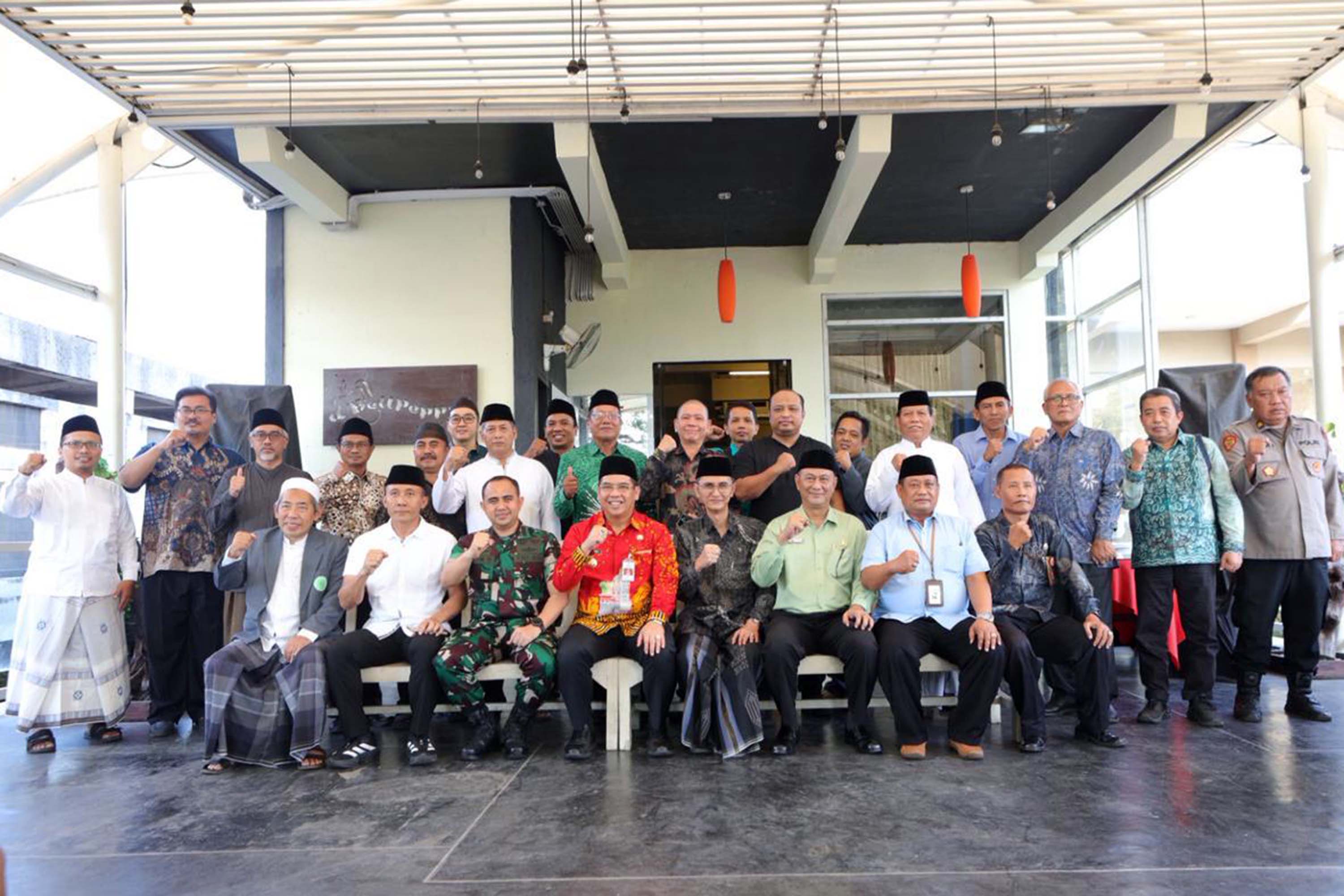SILATURAHMI TOKOH: Para tokoh agama dan masyarakat Kota Probolinggo berkomitmen merawat kebhinekaan lewat Kenduri Legian.