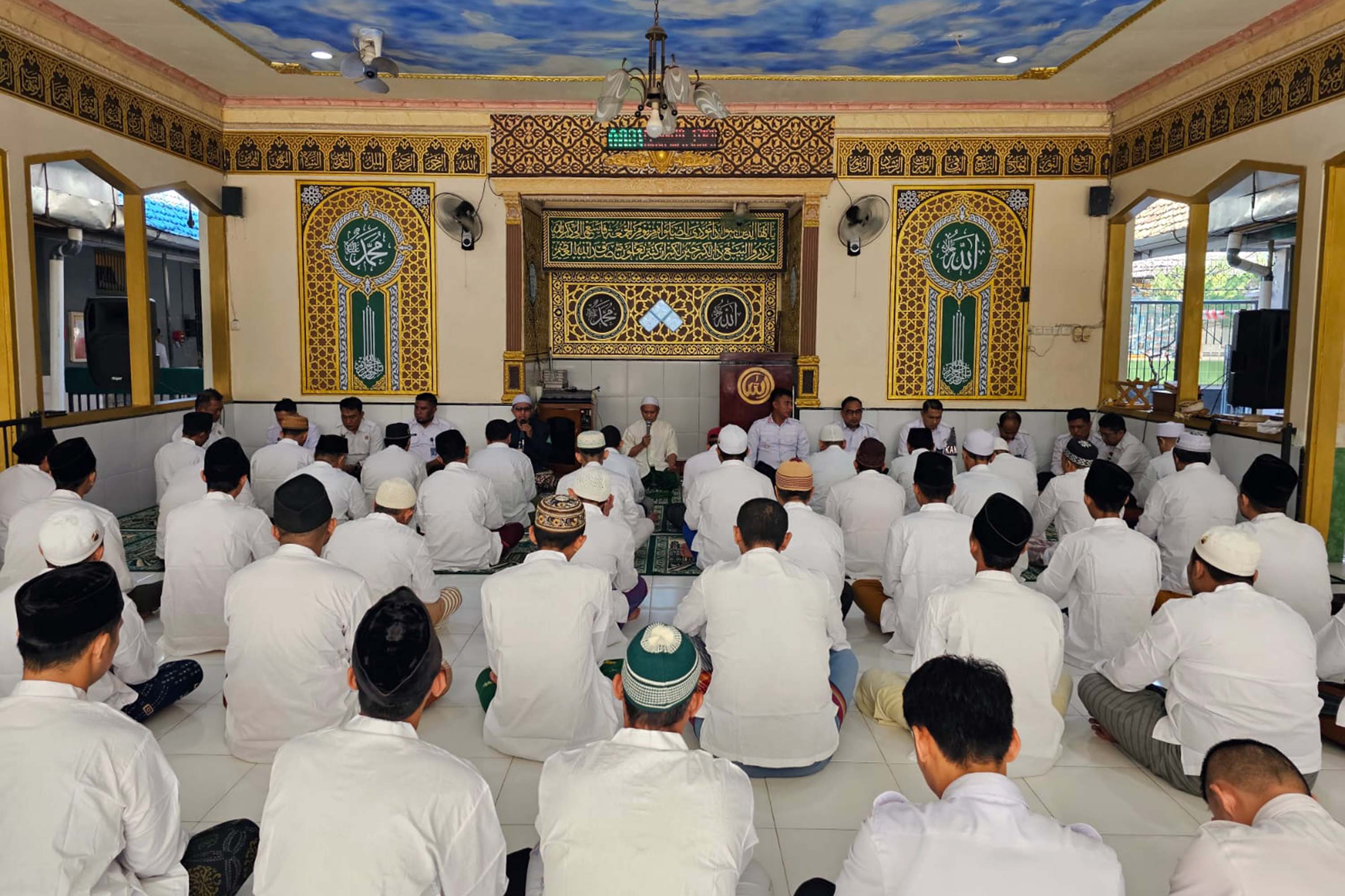 KHUSYUK: Sejumlah warga binaan, petugas, serta pejabat Lapas Kelas IIB Probolinggo yang sedang berdoa, Senin (1/9).