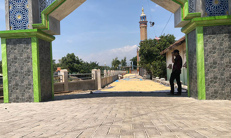 NYAMAN: Jalanan menuju masjid Jamik Asshiddiq Desa Pesisir yang telah dilakukan pavingisasi oleh Pemdes Pesisir.