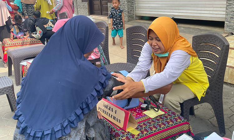 SEHAT: Sejumlah warga mengikuti kegiatan Posyandu di Desa Pesisir, Kecamatan Sumberasih, Kabupaten Probolinggo.