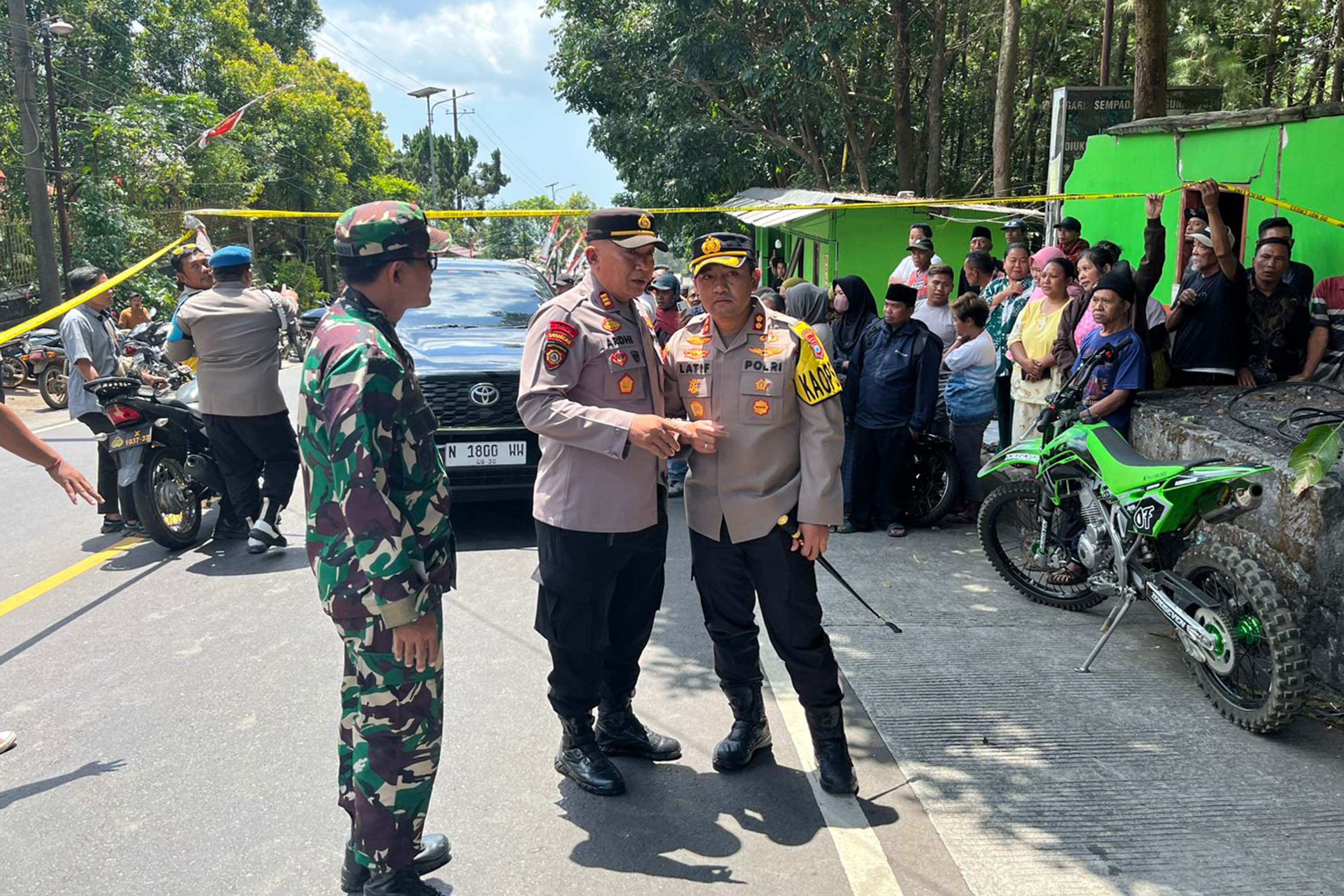 OLAH TKP: Kapolres Probolinggo AKBP Wahyudin Latif (bawa tongkat) ikut meninjau olah TKP pembacokan di Sukapura.