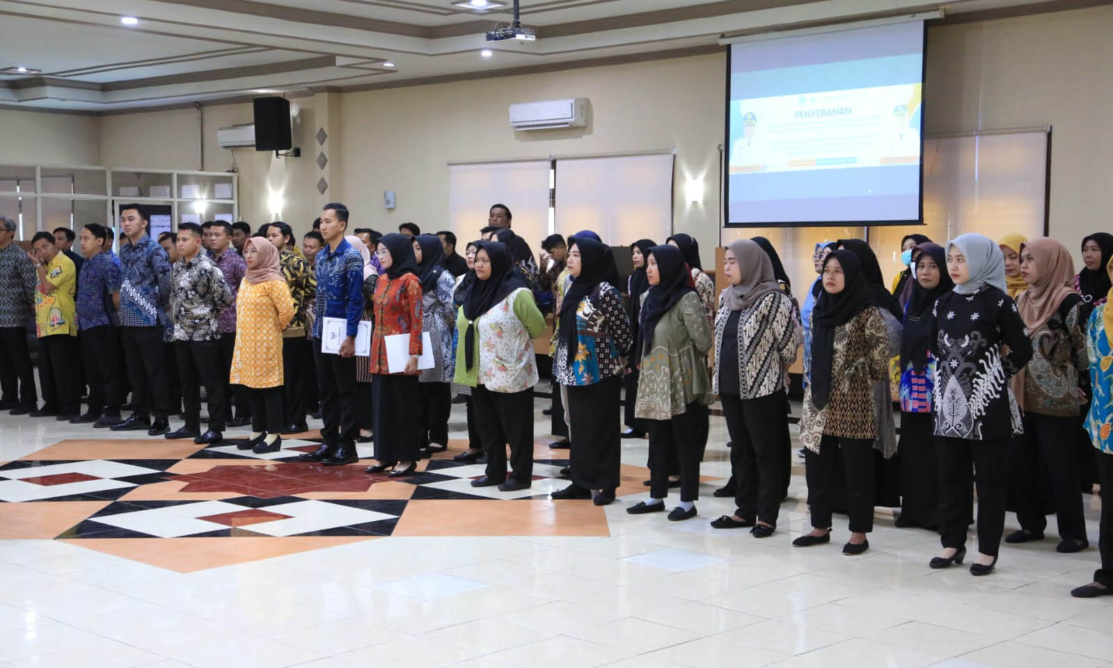 PAKAI BATIK: Sejumlah pegawai Pemkot Probolinggo yang tak mengenakan seragam saat acara pelantikan Pj Sekda, Senin (1/9).